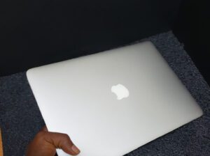 Apple MacBook Air 2015 Laptop – Intel Core i7, 8GB RAM, 256GB SSD, 13.3″ Display | Used Silver MacBo